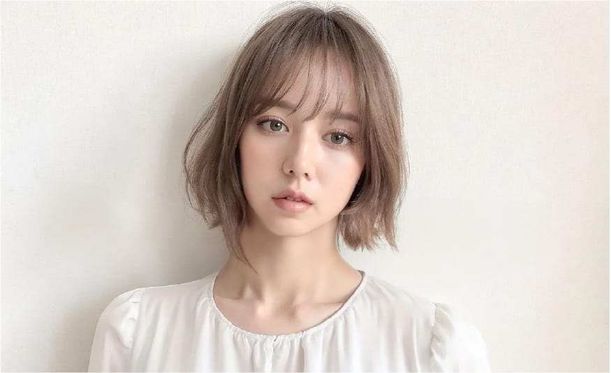 柔らかなブラウンのショートボブヘアが特徴の女性