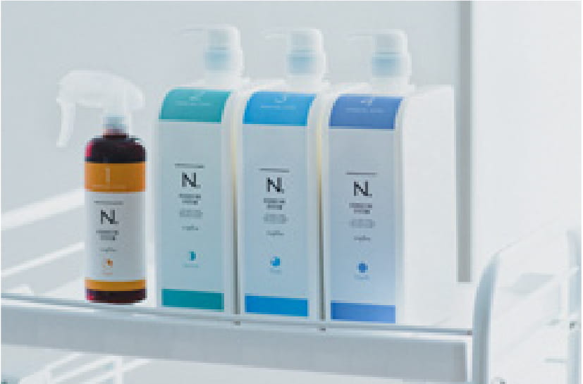 「N.」と書かれたヘアケア商品が整然と並んでいるボトルセット