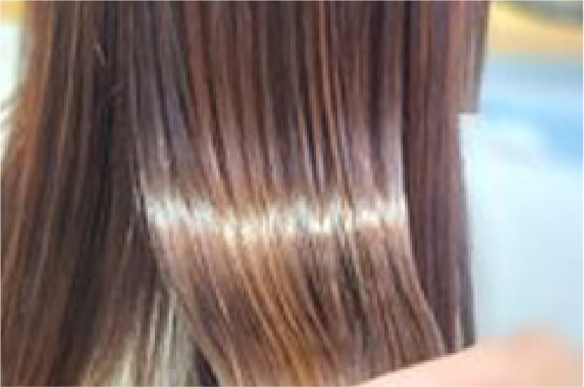 滑らかでツヤのあるストレートヘアのクローズアップ