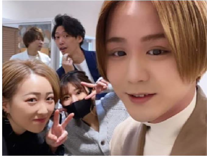 美容室のスタッフたちが集まり、楽しそうに写っている集合写真