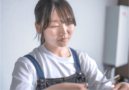 女性がカットしている様子