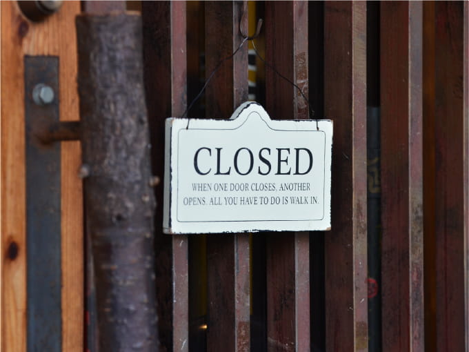 木製の格子に掛けられた「CLOSED」と書かれたサインボード