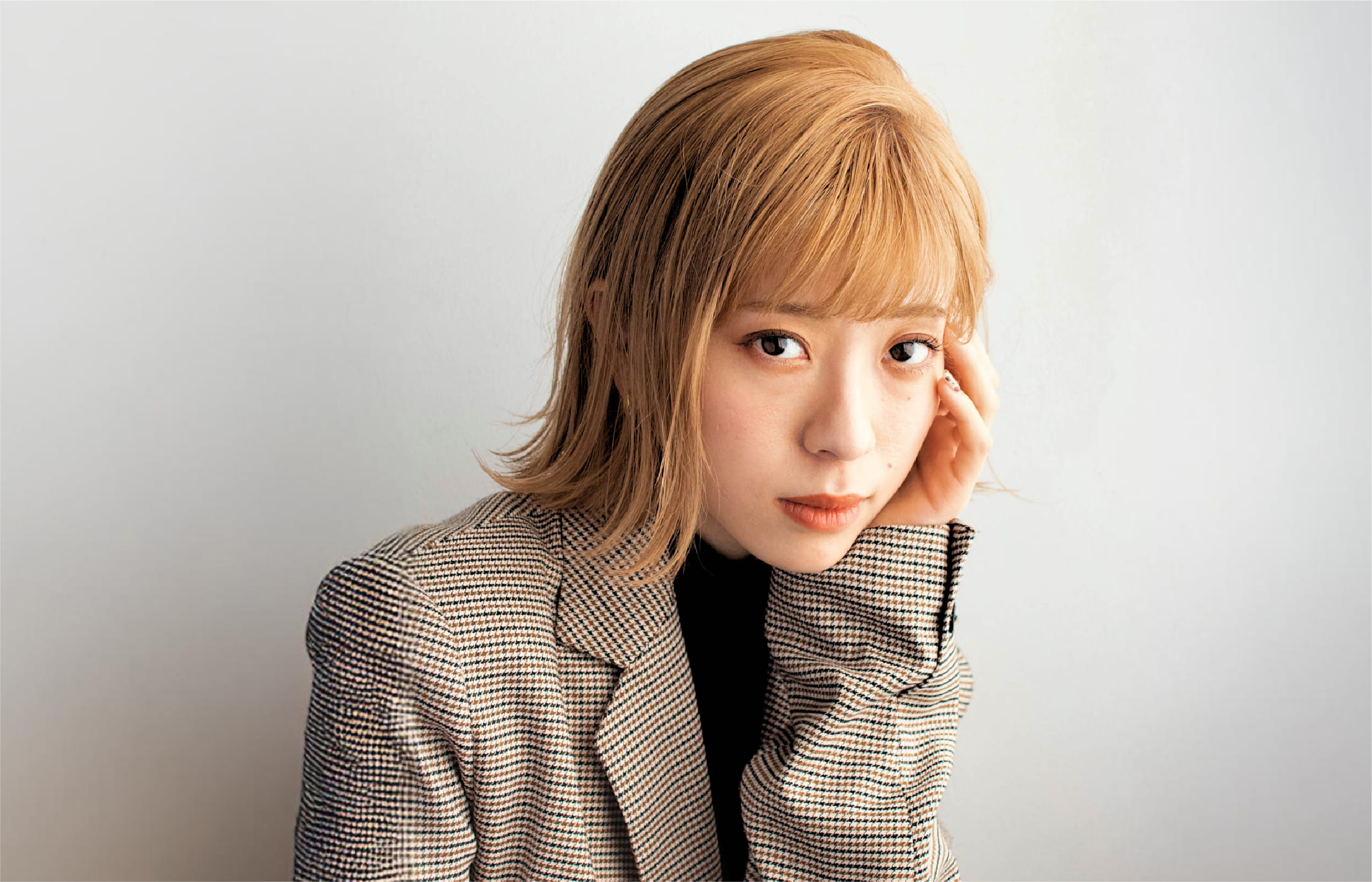 明るいブロンドのショートヘアで、前髪を整えた女性